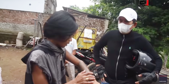 Diberi Modal Usaha Oleh Dedi Mulyadi, Pria Sangar Penuh Tato Ini Cium Kaki Kedua Orang Tuanya