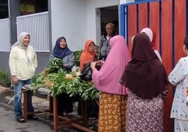 Jum'at Berkah, Waketum PP KPPG Sekarwati Bagikan Sayur Mayur ke Warga Malang Raya