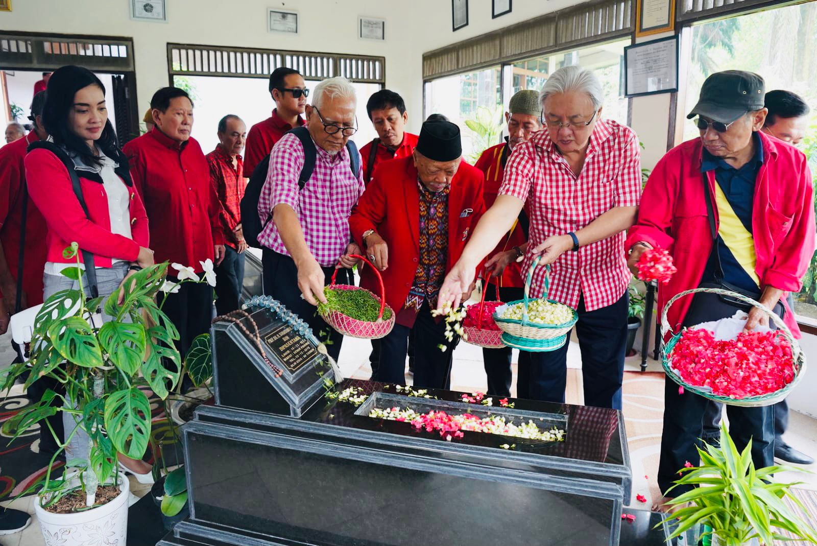 Aktivis dan Cendekiawan SOKSI Ziarah Bersama ke Makam Pendiri SOKSI Prof. Suhardiman